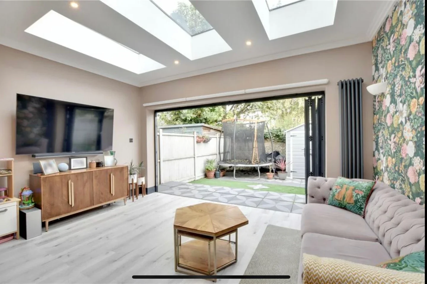 House Trafalgar Grove in Greater London