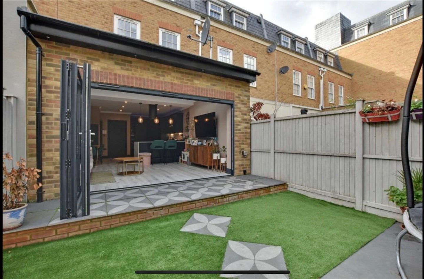 House Trafalgar Grove in Greater London