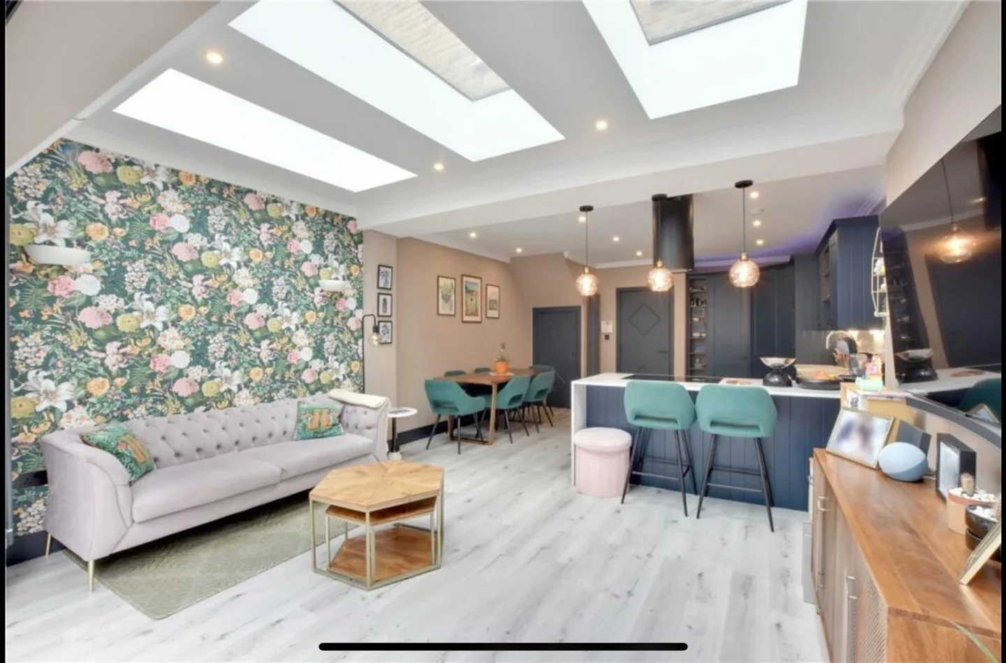 House Trafalgar Grove in Greater London