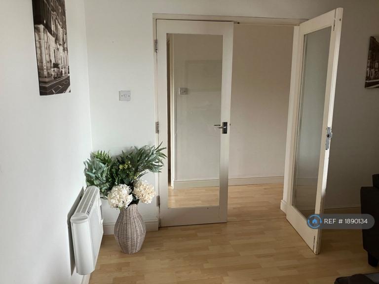 Flat Saunders Ness Road in Greater London