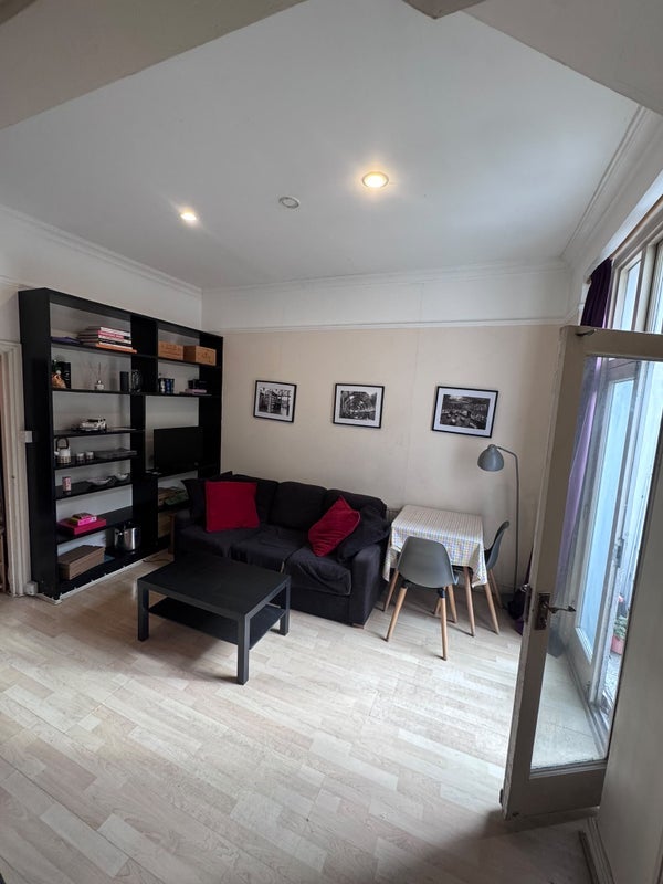 Room Queenstown Road in Greater London