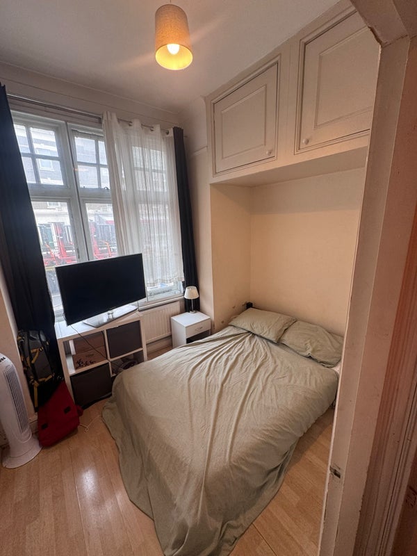 Room Queenstown Road in Greater London