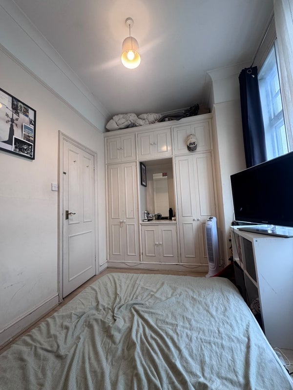 Room Queenstown Road in Greater London