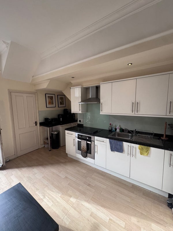 Room Queenstown Road in Greater London