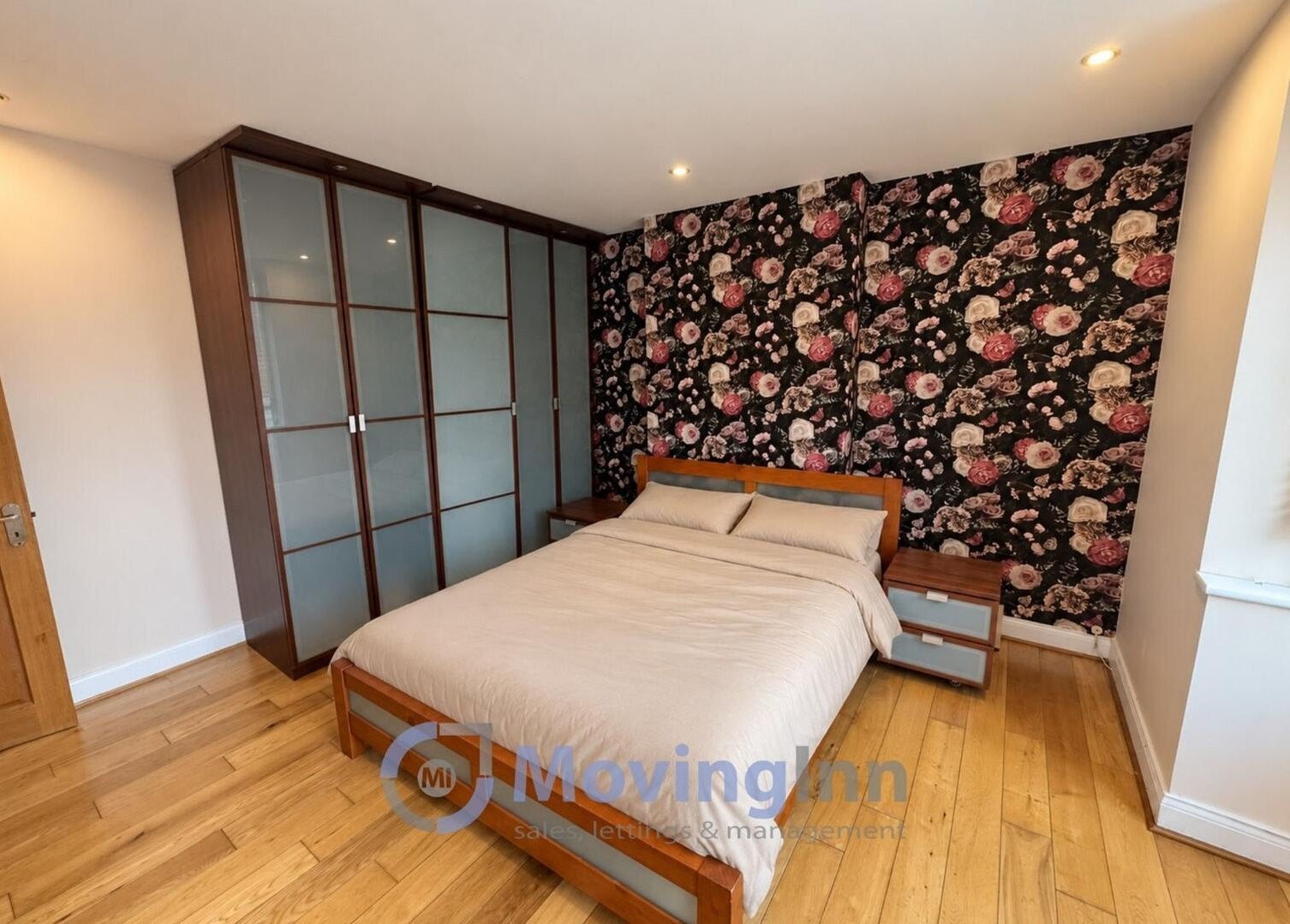 Room Ross Road in Greater London