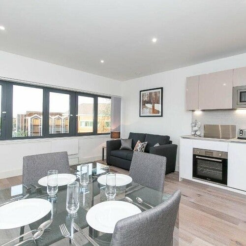 Flat Mondial Way in London
