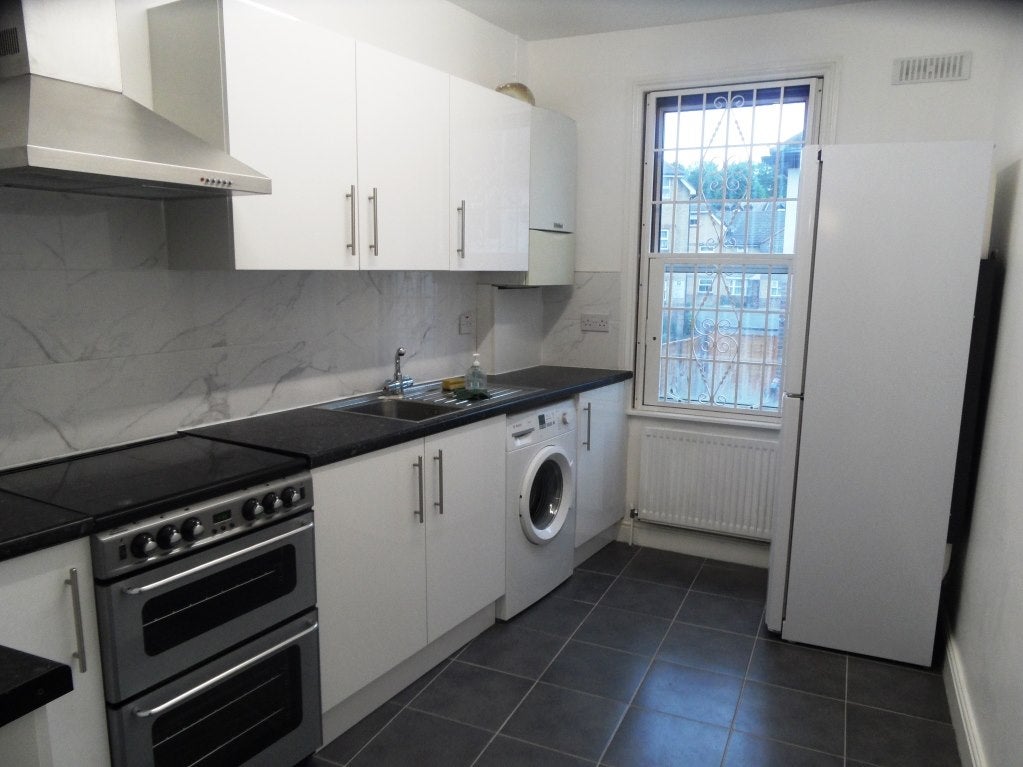 Flat Ladywell Road in Greater London