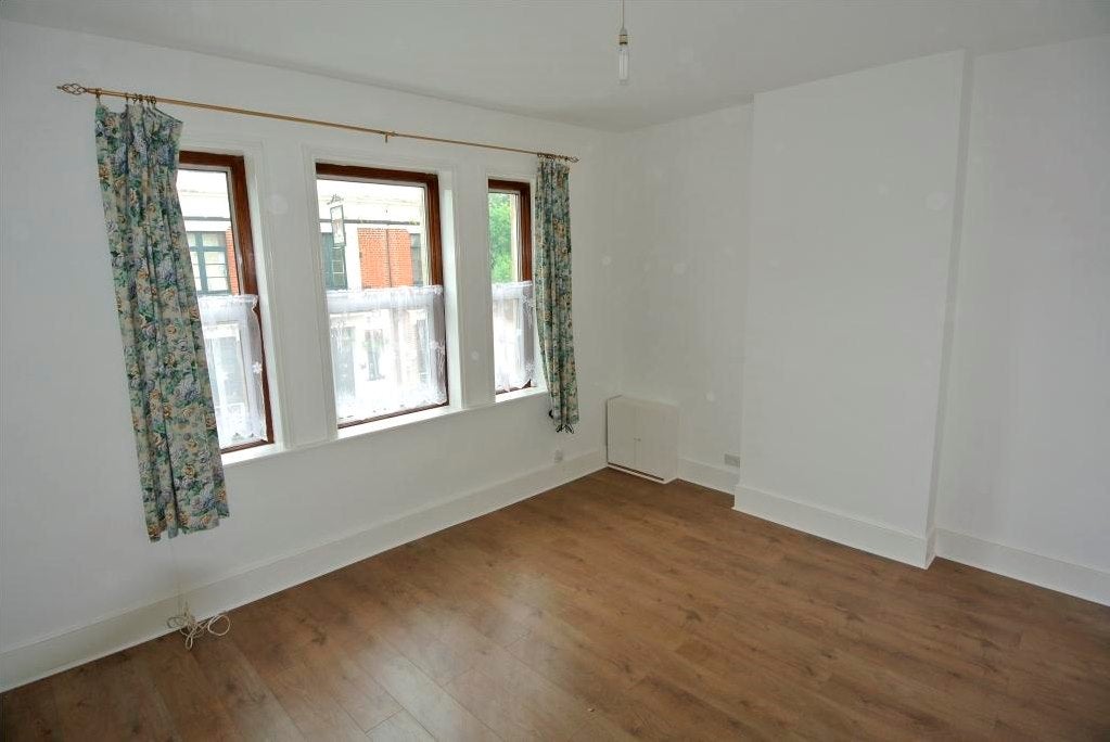Flat Ladywell Road in Greater London