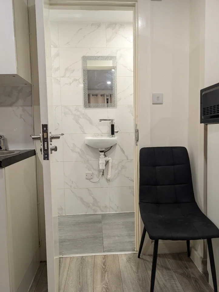 Flat Ramsden Road in Greater London