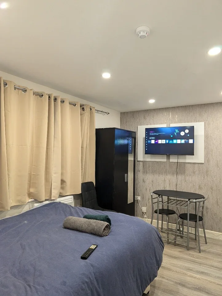 Flat Ramsden Road in Greater London