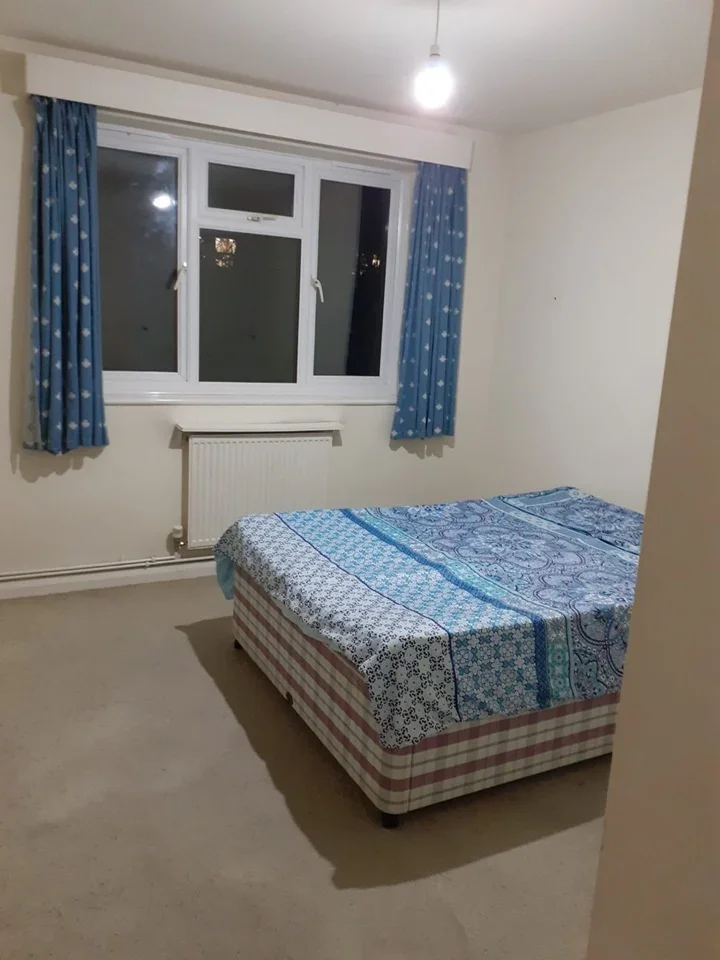Flat Wodehouse Place in Guildford