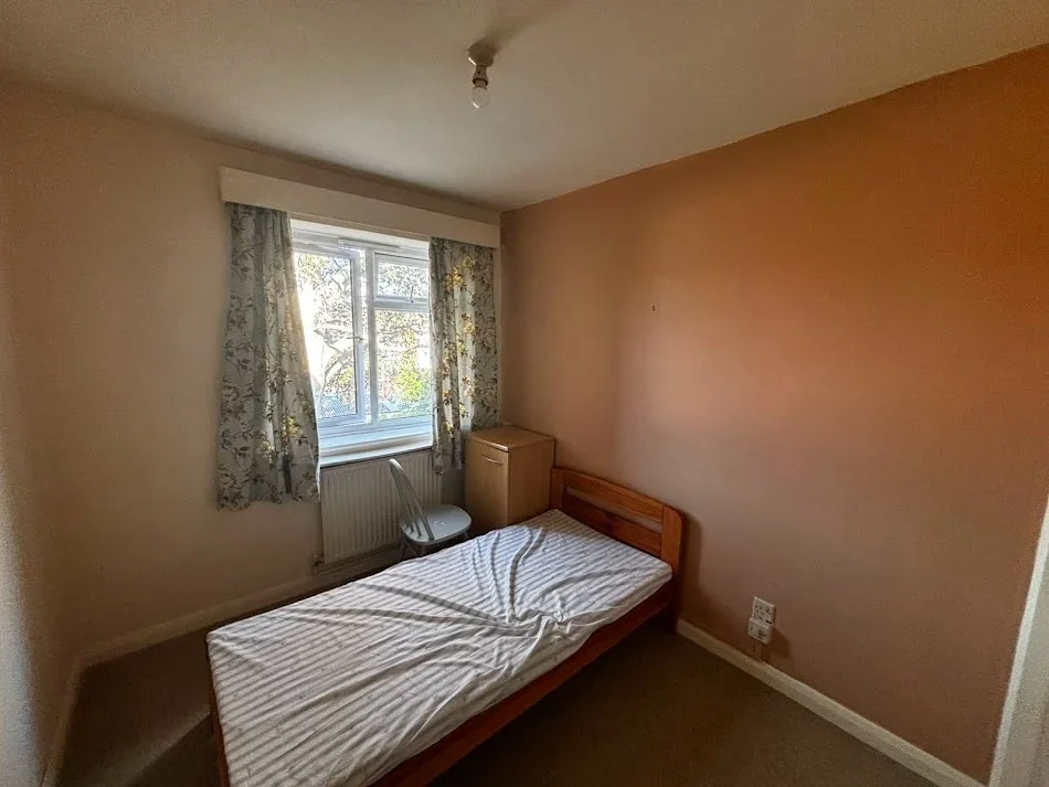 Flat Wodehouse Place in Guildford