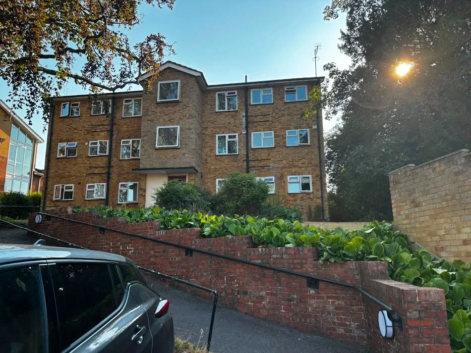 Flat Wodehouse Place in Guildford
