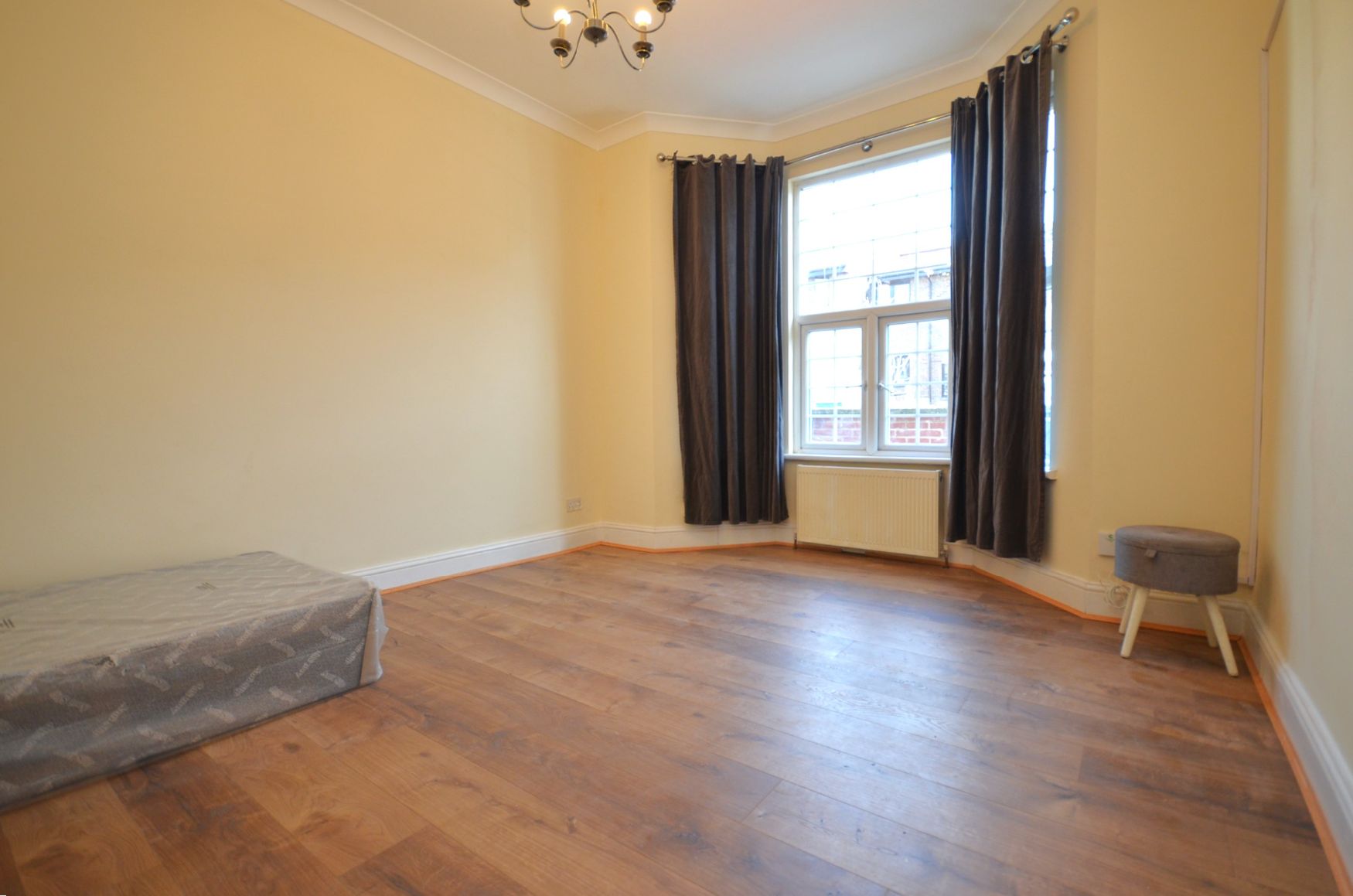 Flat Spencer Road in Greater London