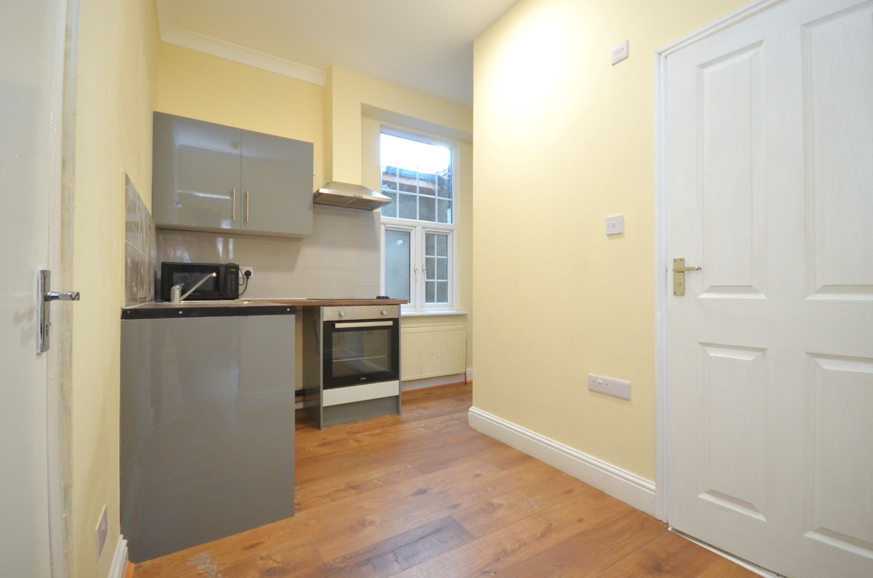 Flat Spencer Road in Greater London