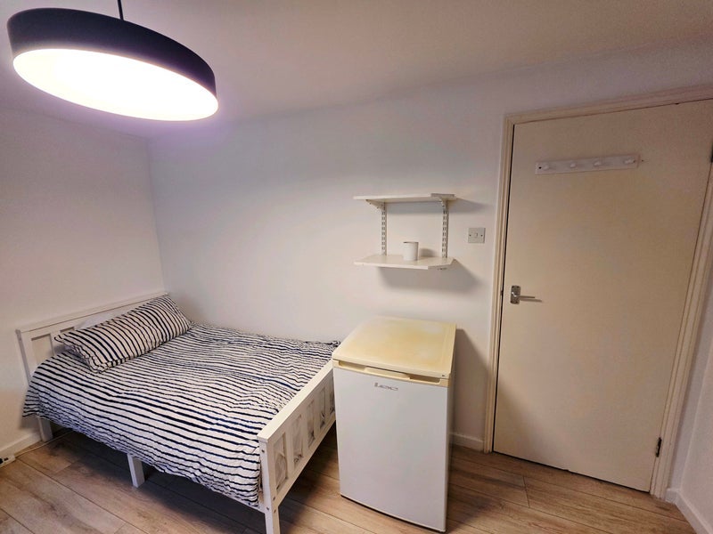 Room Swingate Lane in Greater London
