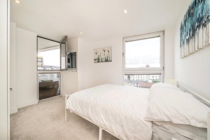 Room Lanterns Way in Greater London