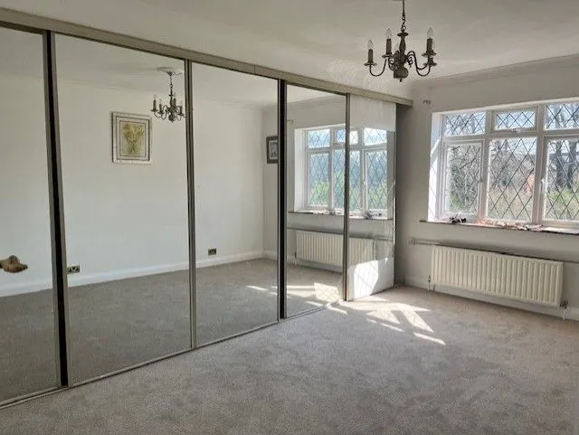 Flat Kingsmead Avenue in Greater London