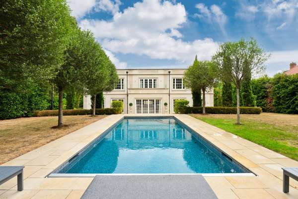 House Albany Close in Elmbridge