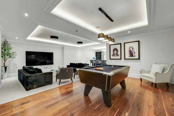 House Albany Close in Elmbridge