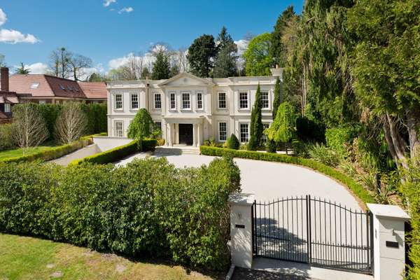 House Albany Close in Elmbridge