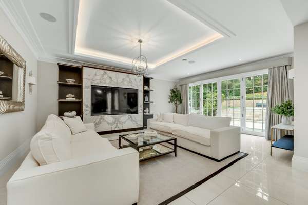 House Albany Close in Elmbridge
