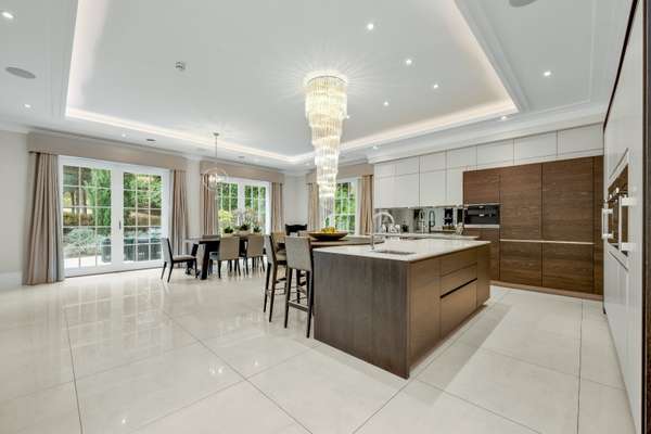 House Albany Close in Elmbridge