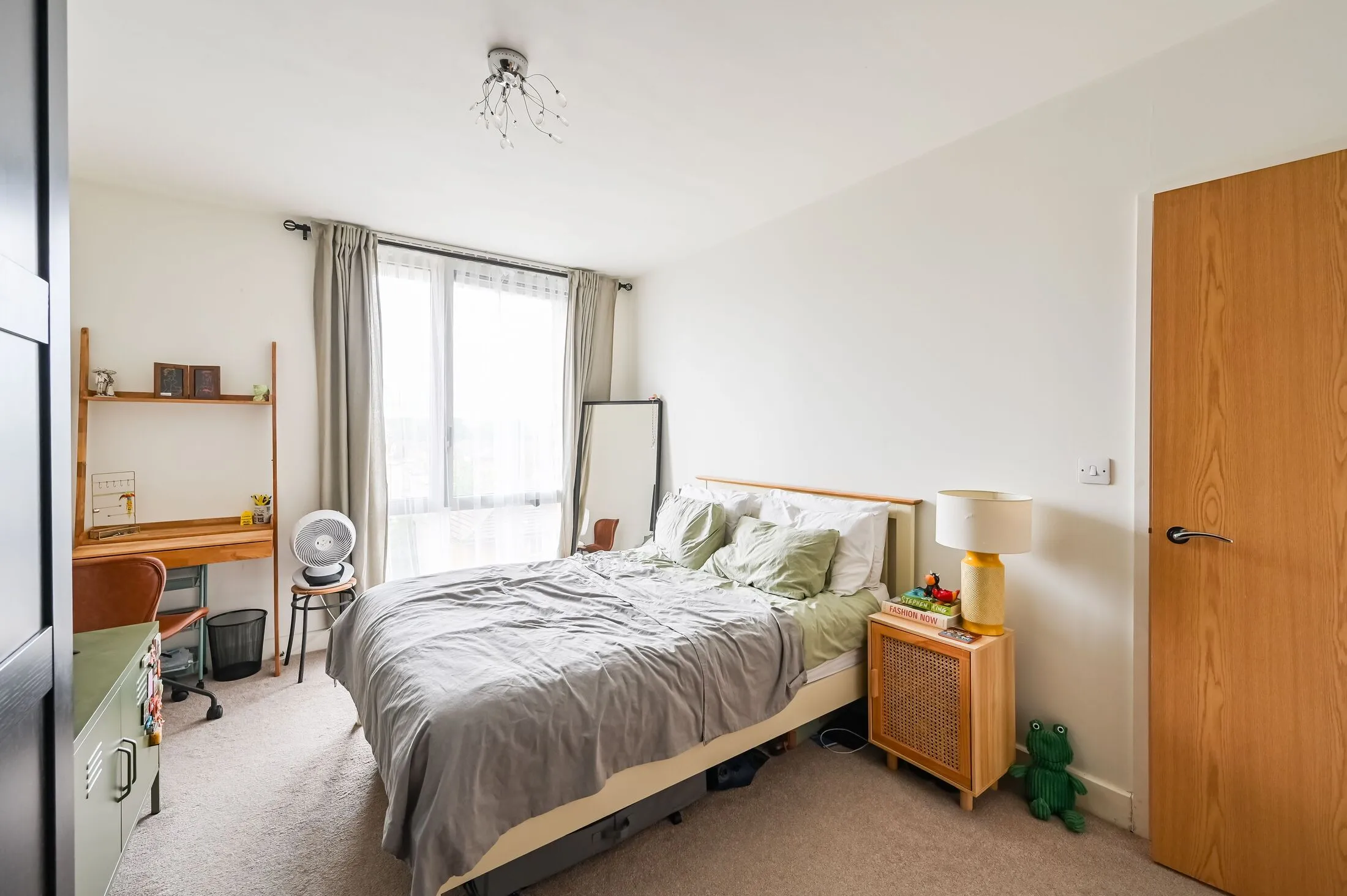 Flat Florence Square in Greater London