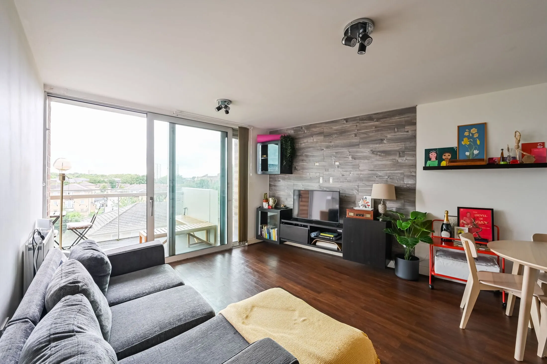 Flat Florence Square in Greater London