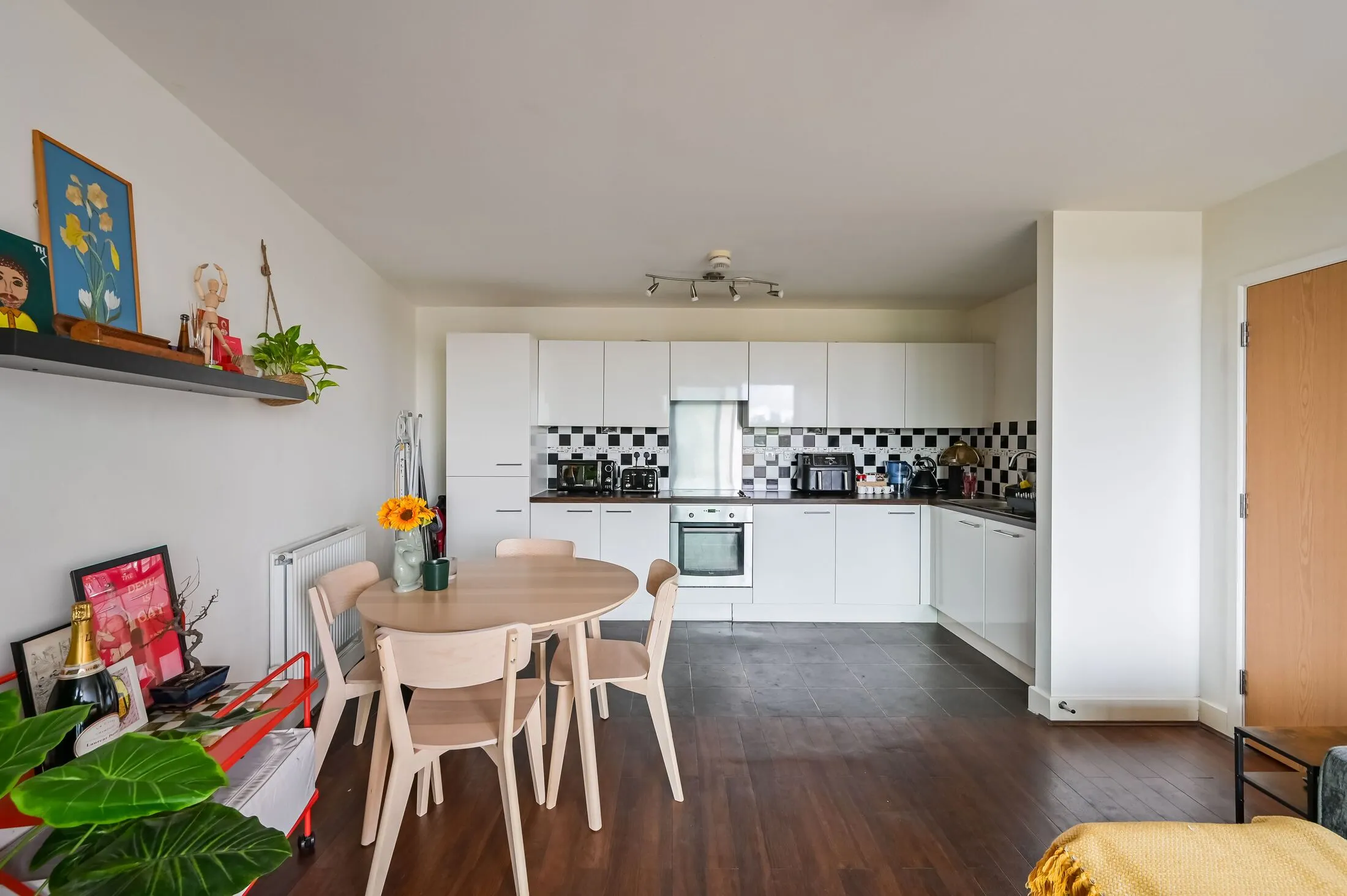 Flat Florence Square in Greater London