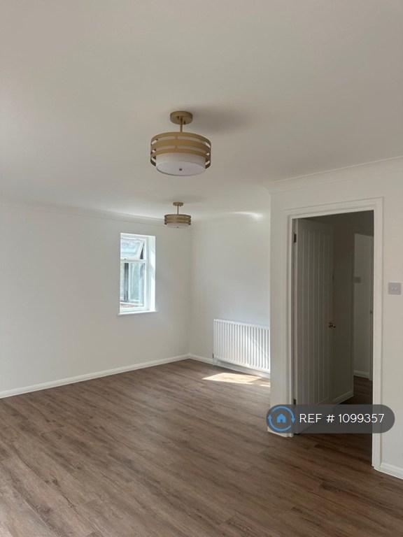 Flat Albemarle Road in Greater London