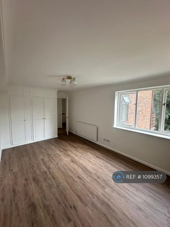 Flat Albemarle Road in Greater London