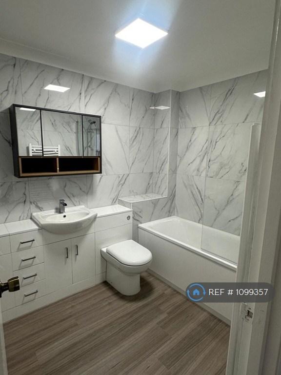 Flat Albemarle Road in Greater London
