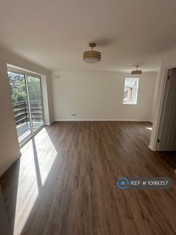 Flat Albemarle Road in Greater London