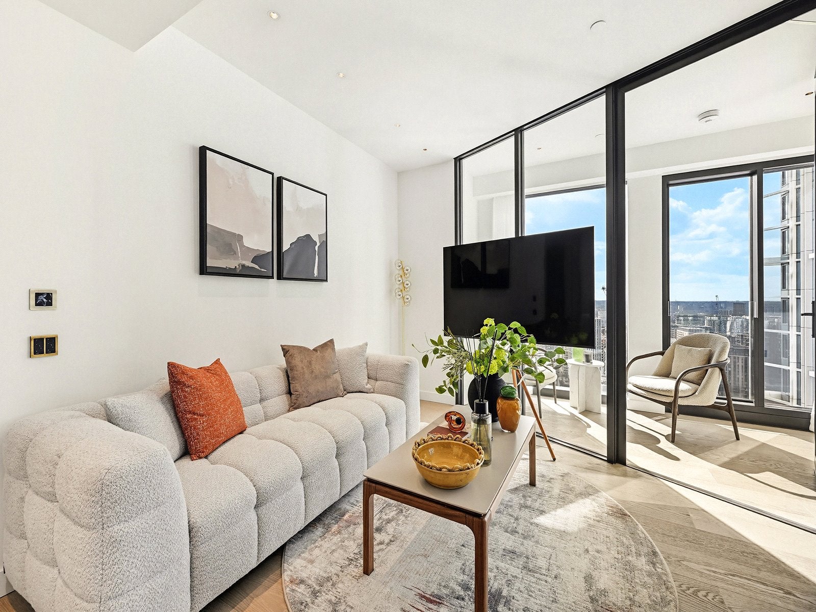 Flat Nine Elms Lane in Greater London