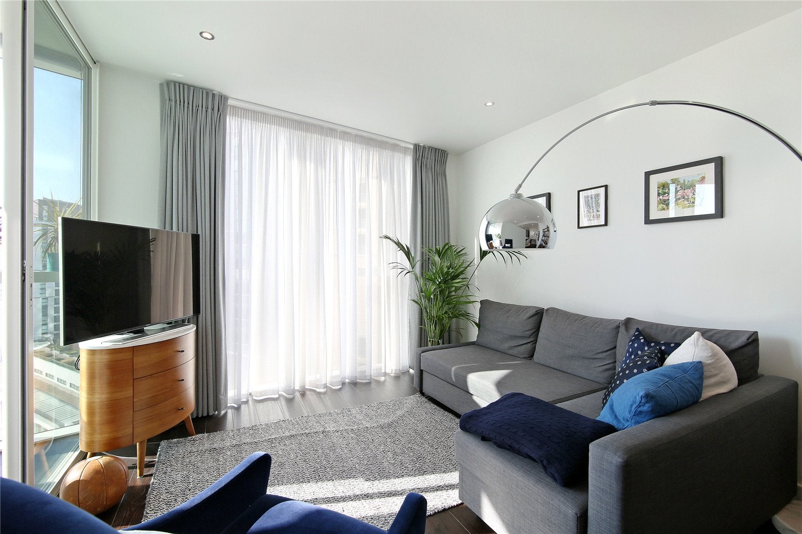 Flat Wyvil Road in Greater London