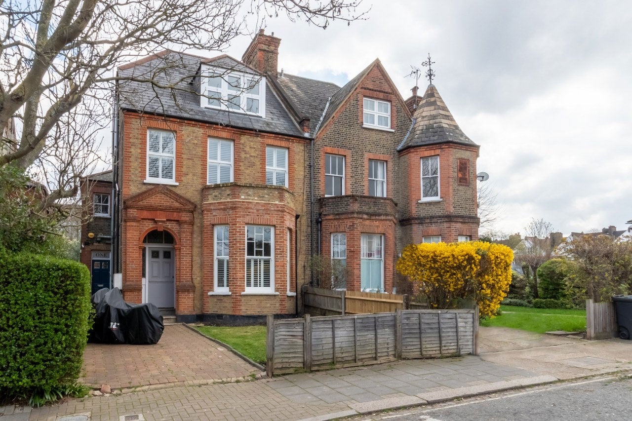 Flat Sternhold Avenue in Greater London