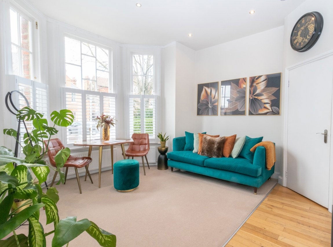 Flat Sternhold Avenue in Greater London