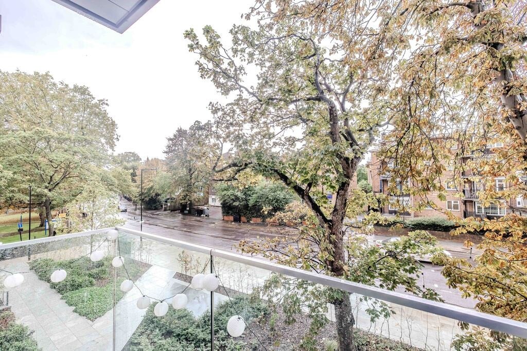 Flat Coster Avenue in Greater London