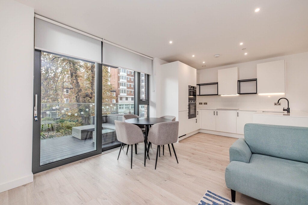 Flat Coster Avenue in Greater London