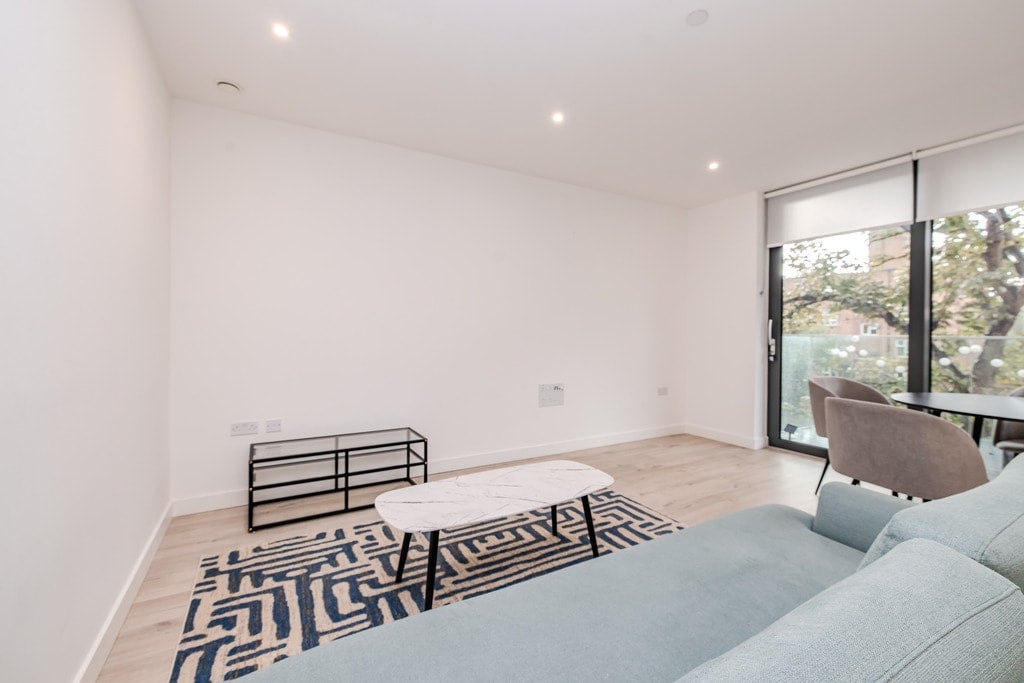 Flat Coster Avenue in Greater London