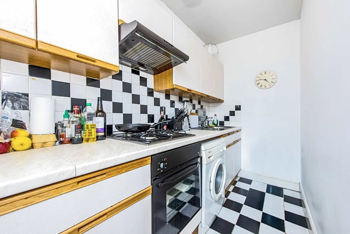 Flat Edgeley Lane in Greater London