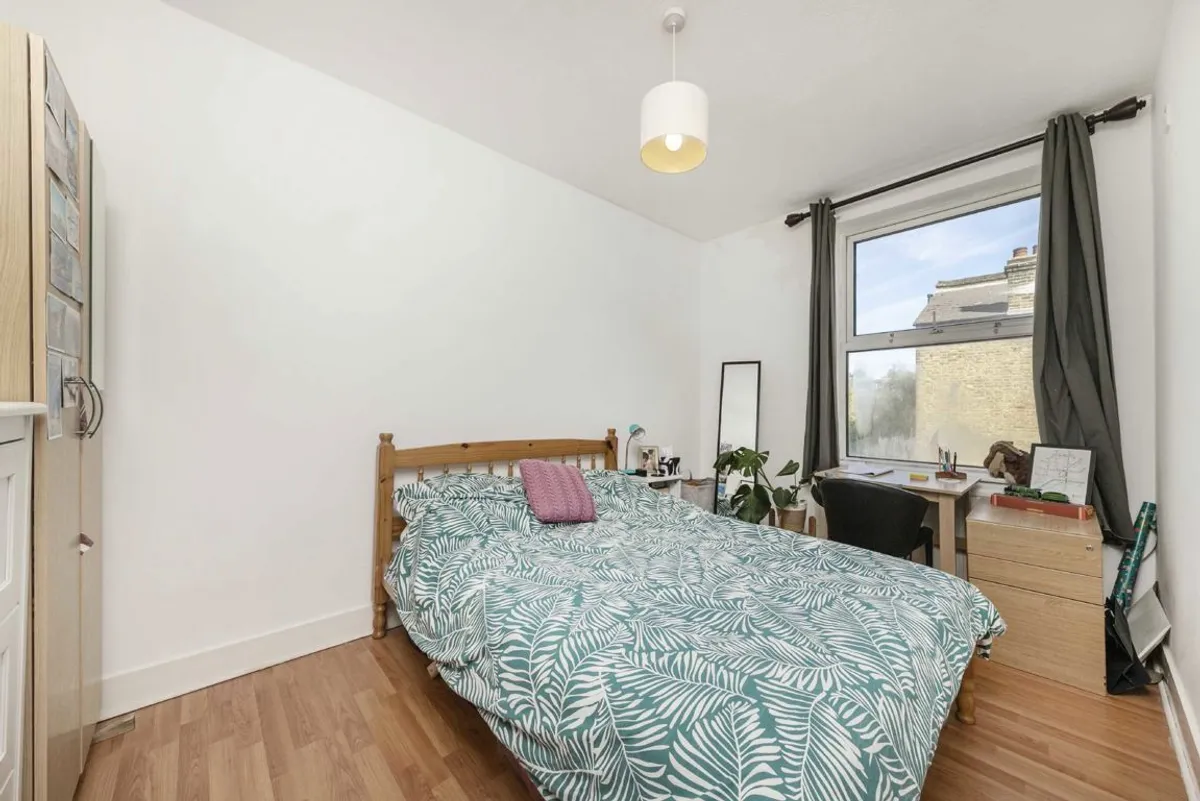 Flat Edgeley Lane in Greater London