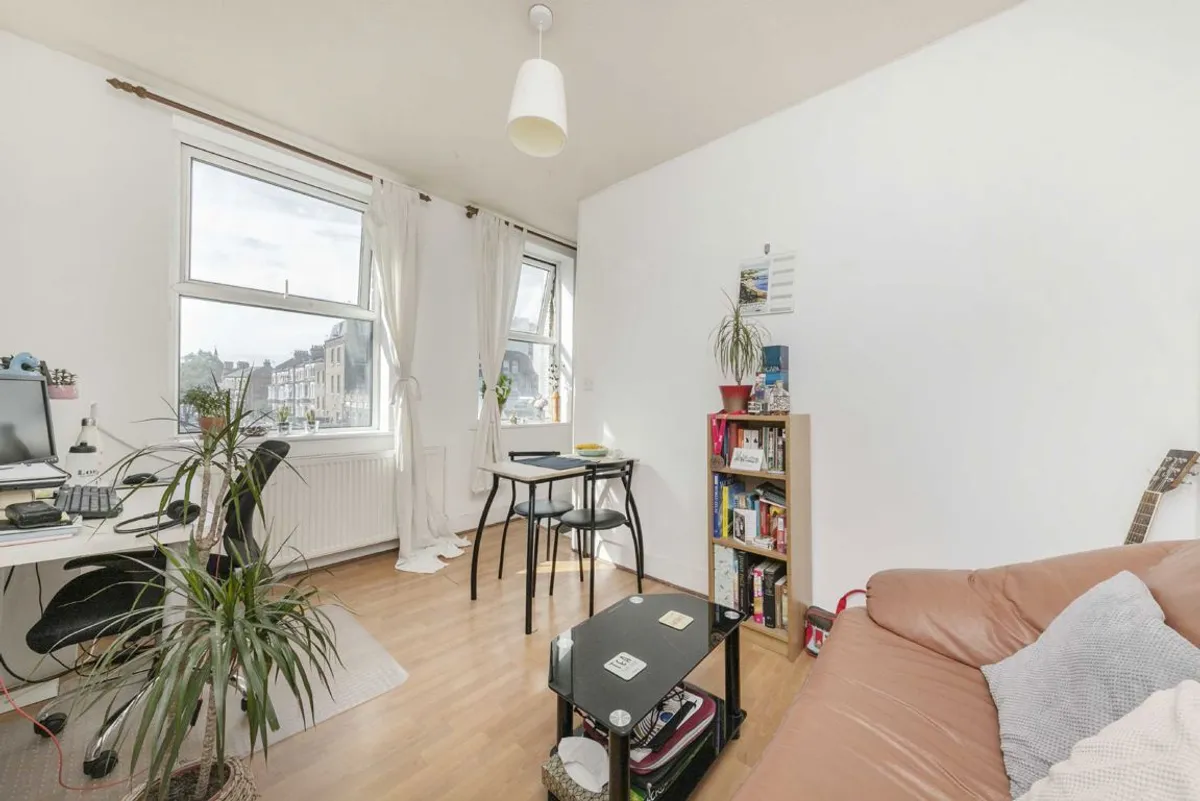 Flat Edgeley Lane in Greater London