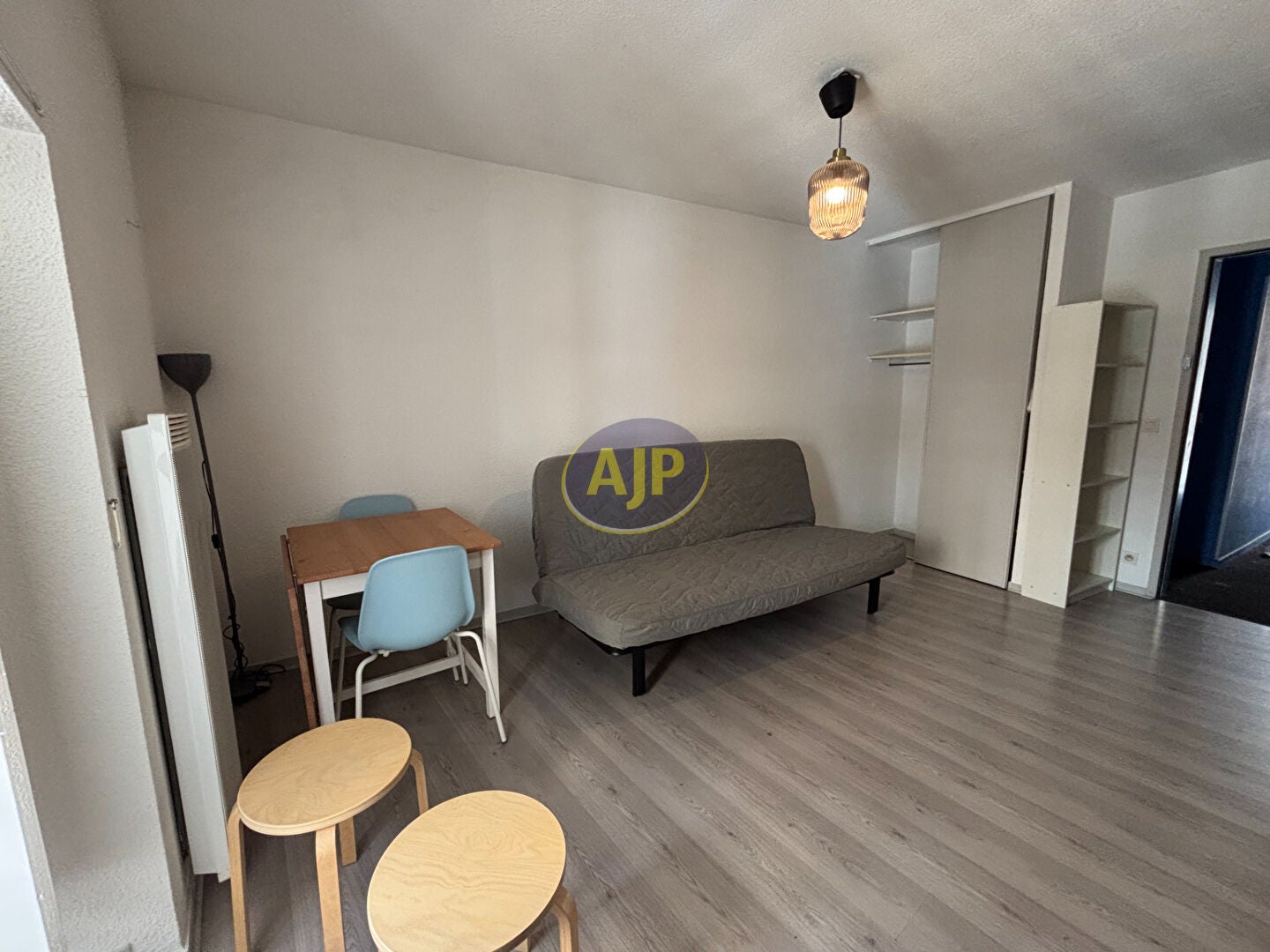 Flat Route de la Fontbrune in Cours-de-Pile