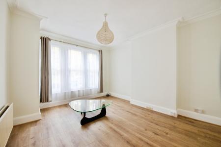 Flat Squires Lane in Greater London