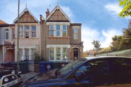 Flat Squires Lane in Greater London