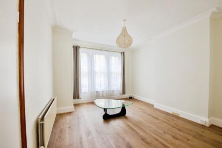 Flat Squires Lane in Greater London