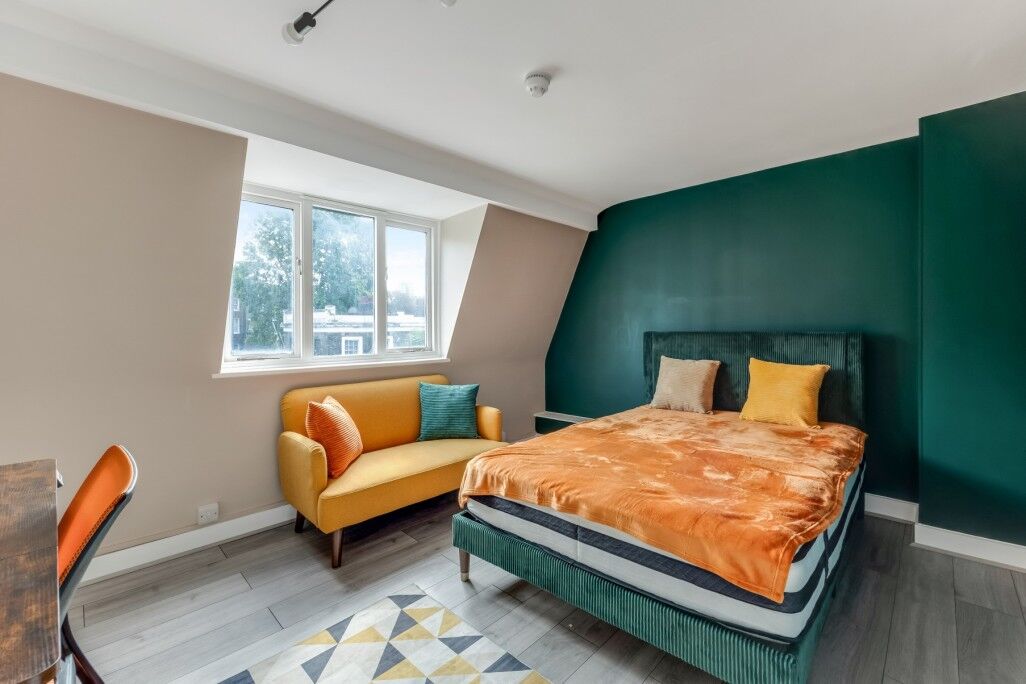 Flat Crowndale Road in Greater London