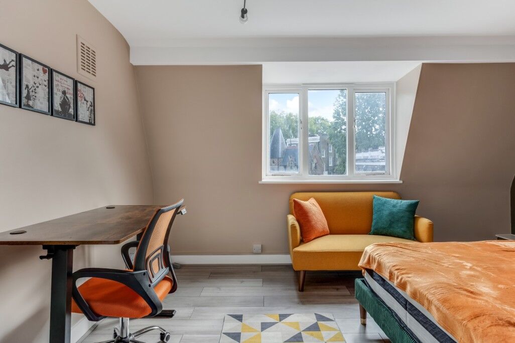Flat Crowndale Road in Greater London